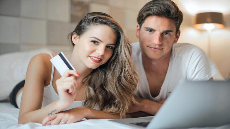 Man with a woman holding a credit card